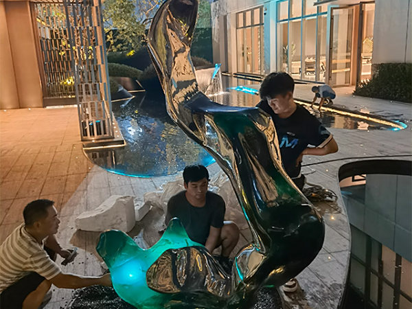 不(bù)鏽鋼雕塑