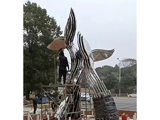 不(bù)鏽鋼雕塑