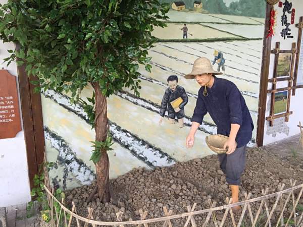 甯鄉(xiāng)雙江口鎮農(nóng)耕體(tǐ)驗園矽膠阿真人(rén)物(wù)雕塑